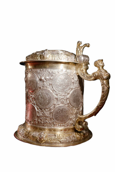 Украшенная серебряная цистерна имеет замысловатые гравюры и уникальную рукоятку. Этот предмет демонстрирует прекрасное безумие и был бы потрясающим экспонатом.
