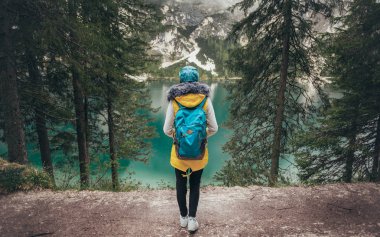 Kız yakın ayna göl dağlarda yürüyüş