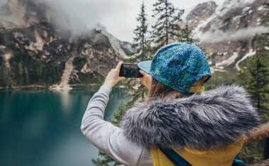 Kız yakın ayna göl dağlarda yürüyüş