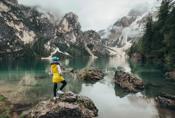 Kız yakın ayna göl dağlarda yürüyüş