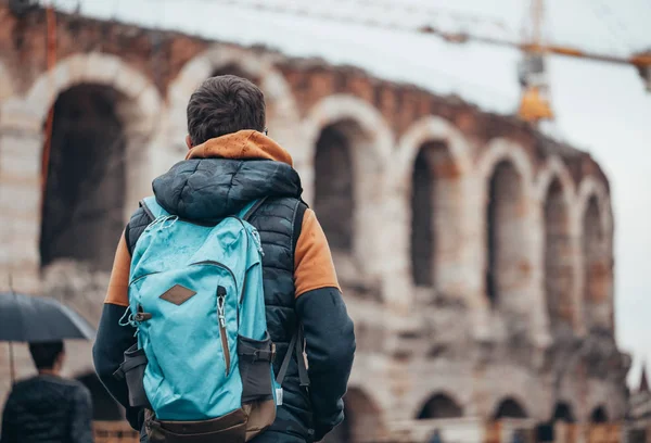 Adam eski şehir yürür