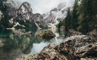 Dağlarda Gölü nün güzel manzaralarına