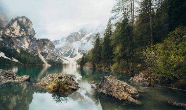 Dağlarda Gölü nün güzel manzaralarına