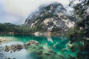Dağlarda Gölü nün güzel manzaralarına