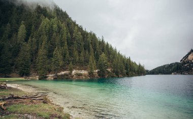 Dağlarda Gölü nün güzel manzaralarına