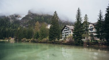 Dağlarda Gölü nün güzel manzaralarına