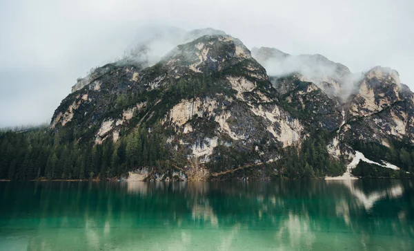 Dağlarda Gölü nün güzel manzaralarına
