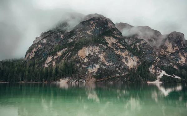Dağlarda Gölü nün güzel manzaralarına