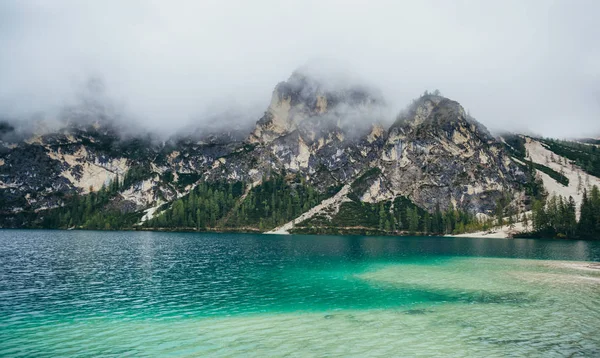 Dağlarda Gölü nün güzel manzaralarına