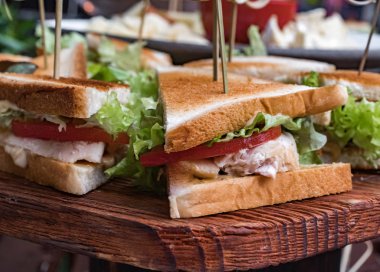 Masaya bir tabak aperatifler