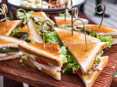 Masaya bir tabak aperatifler