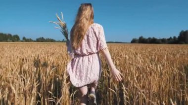 Buğday içeren alanı üzerinde yürüyen kız