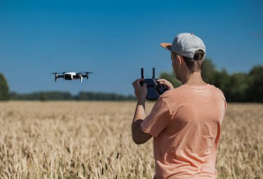 adam casus uçak kontrol eder.