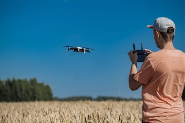 adam casus uçak kontrol eder.