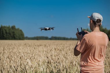 adam casus uçak kontrol eder.