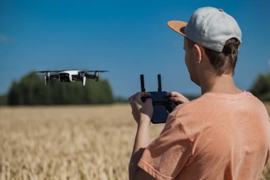 adam casus uçak kontrol eder.