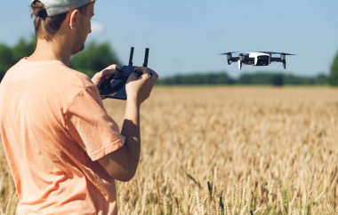 adam casus uçak kontrol eder.