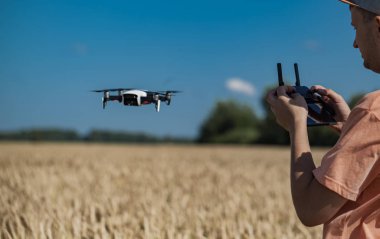 adam casus uçak kontrol eder.