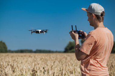 adam casus uçak kontrol eder.