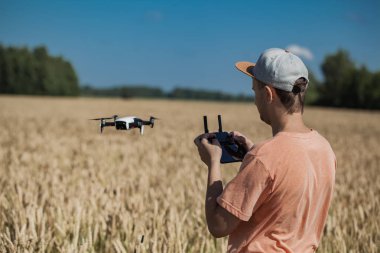adam casus uçak kontrol eder.