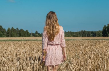 Buğday içeren alanı üzerinde yürüyen kız