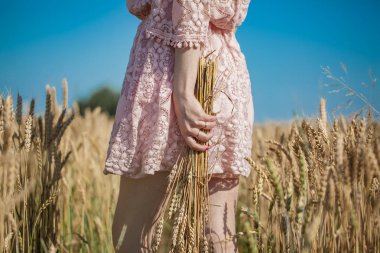 Buğday içeren alanı üzerinde yürüyen kız