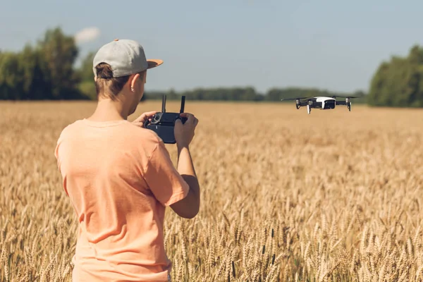 Τύπος Ελέγχει Drone — Φωτογραφία Αρχείου