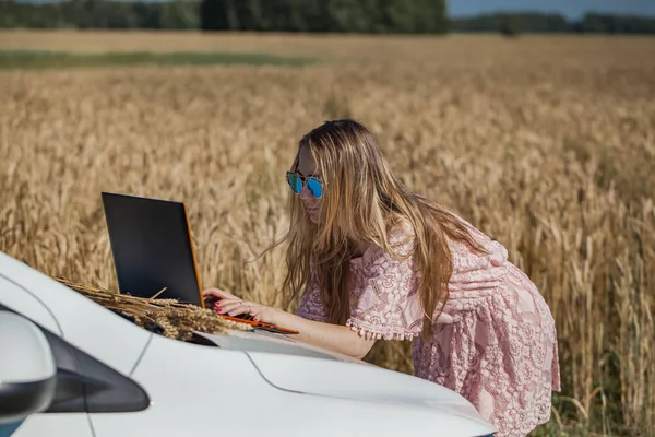 Mädchen Arbeitet Auf Einem Laptop Der Nähe Des Feldes Mit — Stockfoto