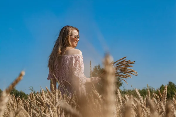 Ragazza Che Cammina Sul Campo Con Grano Fotografia Stock