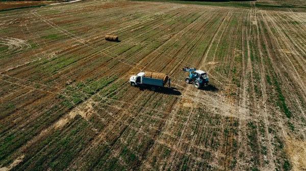 Trattore Lavora Sul Campo Aerea Foto Stock