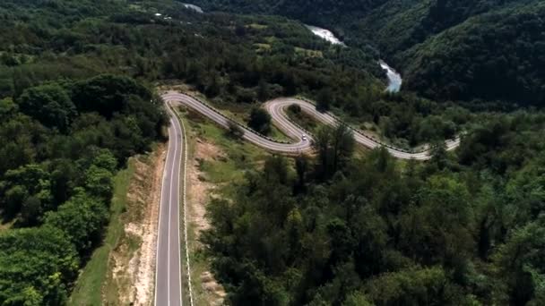 Dağlarda Serpantin Yolda Sürüş Araba Hava Anket — Stok video