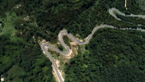 Carros Dirigindo Estrada Serpentina Nas Montanhas Inquérito Aéreo — Vídeo de Stock