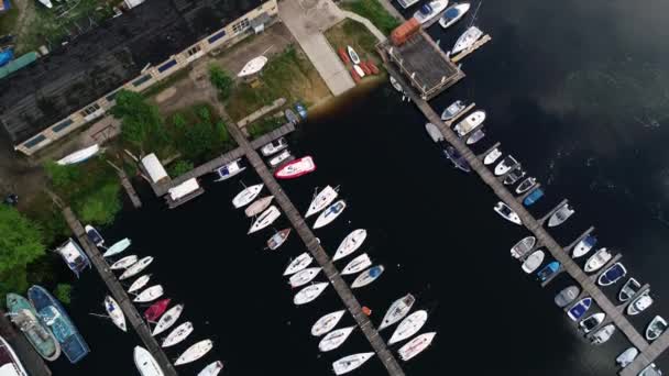 Estação Com Barcos Inquérito Aéreo — Vídeo de Stock