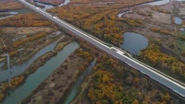 Tren sonbahar yol boyunca taşır. Hava anket