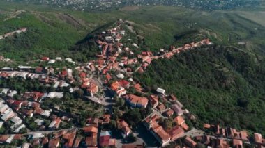 Dağlarda kırmızı çatılar ile şehir. Hava anket