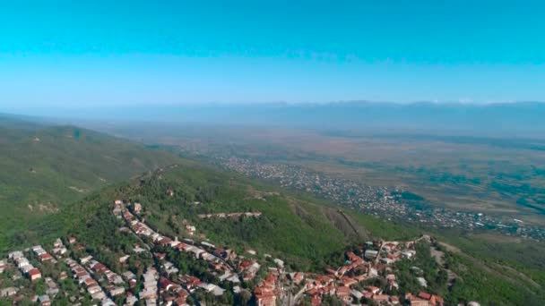 Cidade Com Telhados Vermelhos Nas Montanhas Inquérito Aéreo — Vídeo de Stock