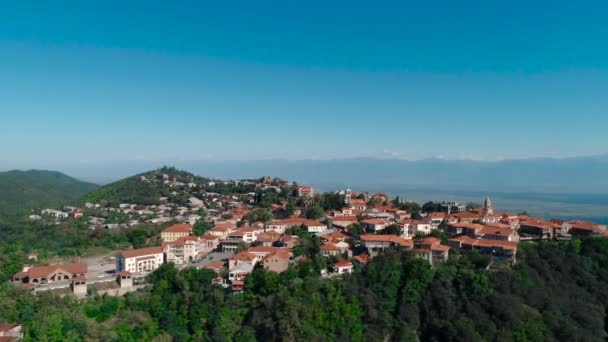 Stad Med Röda Tak Bergen Flygfotografering — Stockvideo