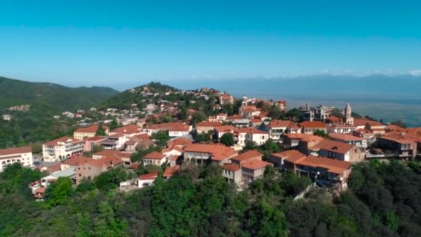 Città Con Tetti Rossi Montagna Indagine Aerea — Video Stock