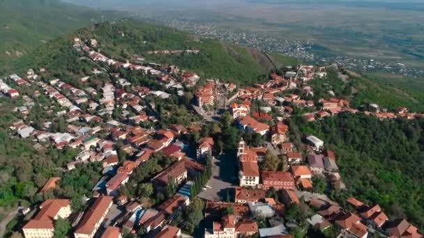 Cidade Com Telhados Vermelhos Nas Montanhas Inquérito Aéreo — Vídeo de Stock