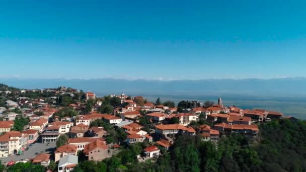 Ciudad Con Techos Rojos Las Montañas Encuesta Aérea — Vídeo de stock