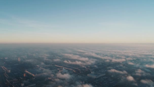Ранковий Політ Над Містом Через Туман — стокове відео