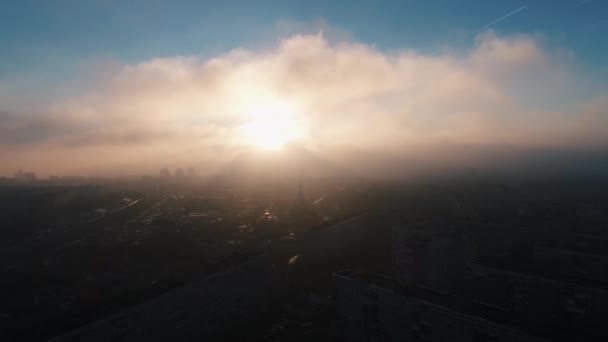 Morgonflyget Över Staden Genom Dimman — Stockvideo