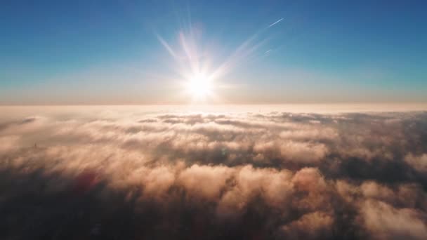 Vuelo Matutino Sobre Ciudad Través Niebla — Vídeos de Stock