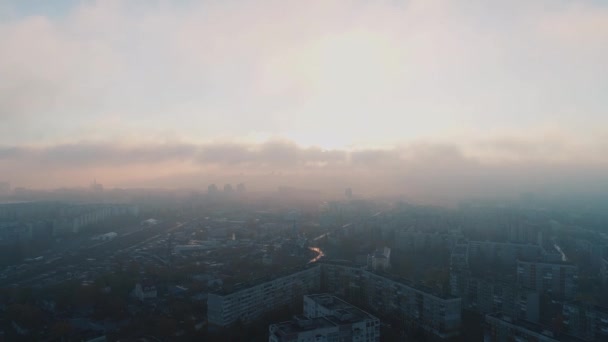 早晨的飞行在城市通过雾 — 图库视频影像