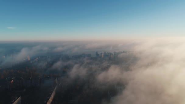 Vuelo Matutino Sobre Ciudad Través Niebla — Vídeos de Stock