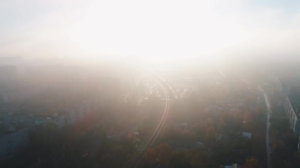 早晨的飞行在城市通过雾 — 图库视频影像