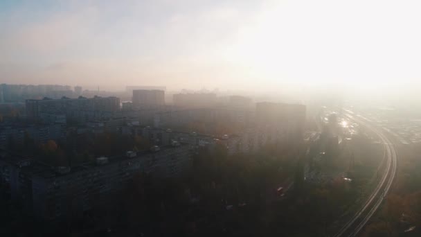 早晨的飞行在城市通过雾 — 图库视频影像