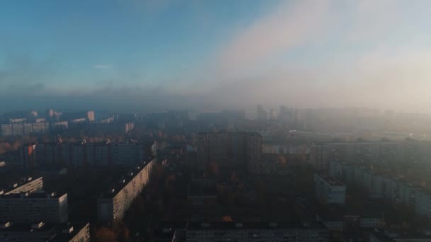 Утренний Полет Над Городом Через Туман — стоковое видео