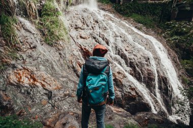 Dağlarda şelale adam bakar