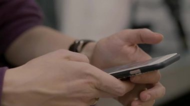 Kadınların elleri ile belgili tanımlık telefon alışveriş merkezinde
